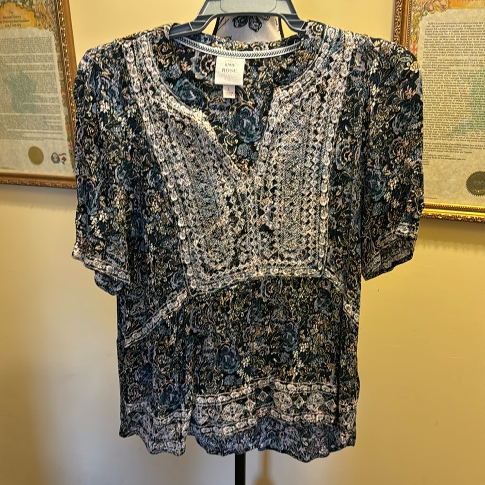 Knox rose size large shirt with much detail